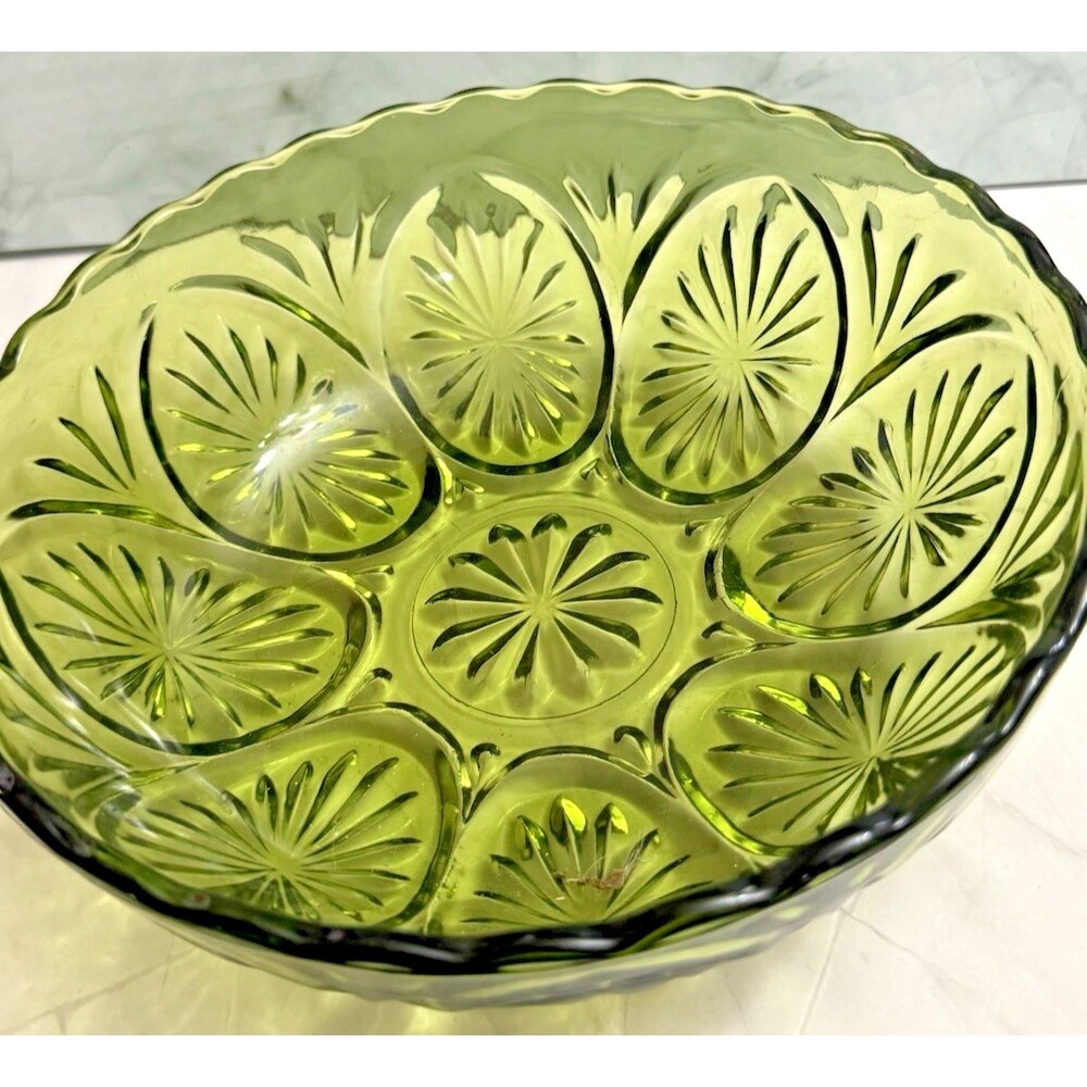 Vintage Anchor Hocking Avocado Green Cameo Medallion Pressed Glass Bowl 7"
